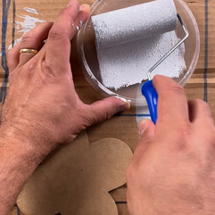 Passando o rolo na base