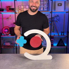 Rafael Zago segurando o logo da Mais Que Vídeo