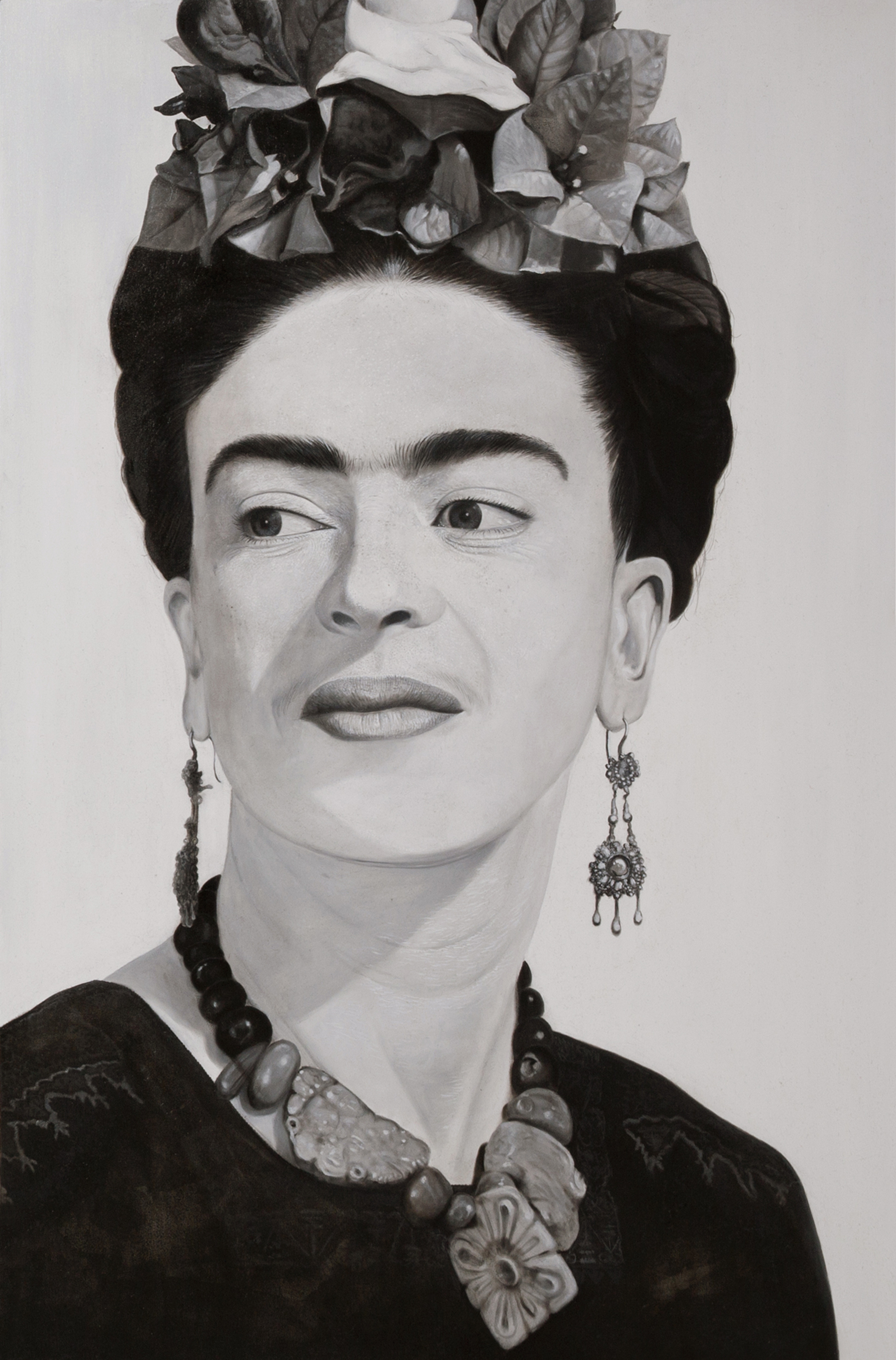 Black and white oil painting on canvas depicting Frida Kahlo. Her face, marked by her knitted eyebrows and intense gaze, takes up most of the composition. The use of sharp contrast between light and shadow gives depth to the image, highlighting her serious and strong expression. The details in her face and hair are highlighted by the play of precise and textured brushstrokes. Visual Artist: Gustavo Comparim