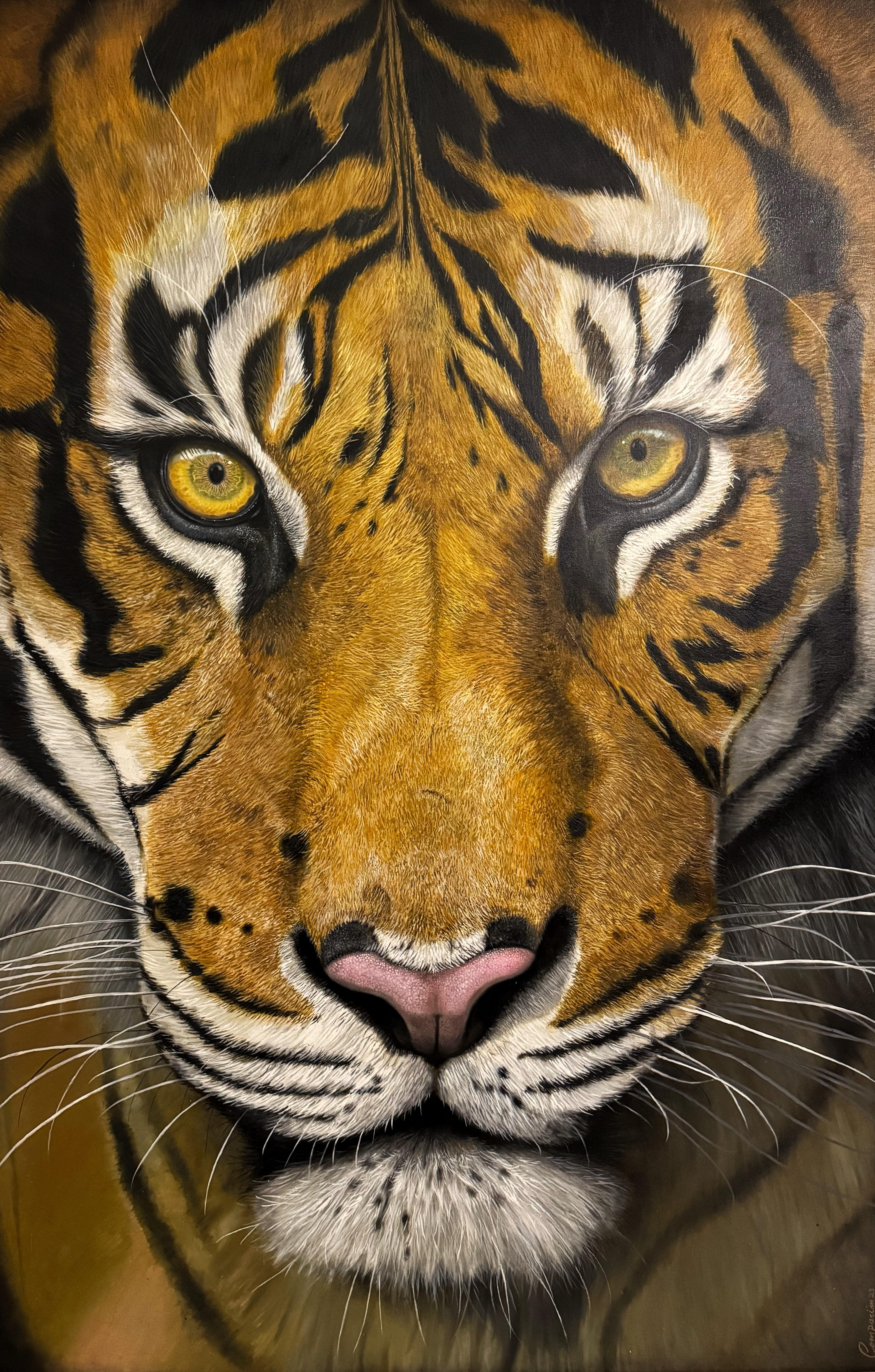 Tiger: A work by Gustavo Comparim, painted in oil on canvas, depicting a tiger from the front with an intense and penetrating gaze. The symmetry of the face and the minute details of the fur and stripes create an impressive realistic effect. The neutral background highlights the imposing nature of the animal.