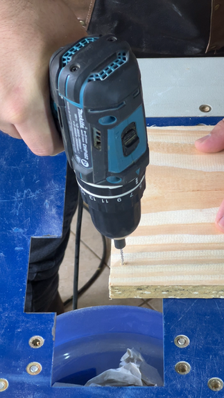 Fazendo pré furo pra não rachar a madeira