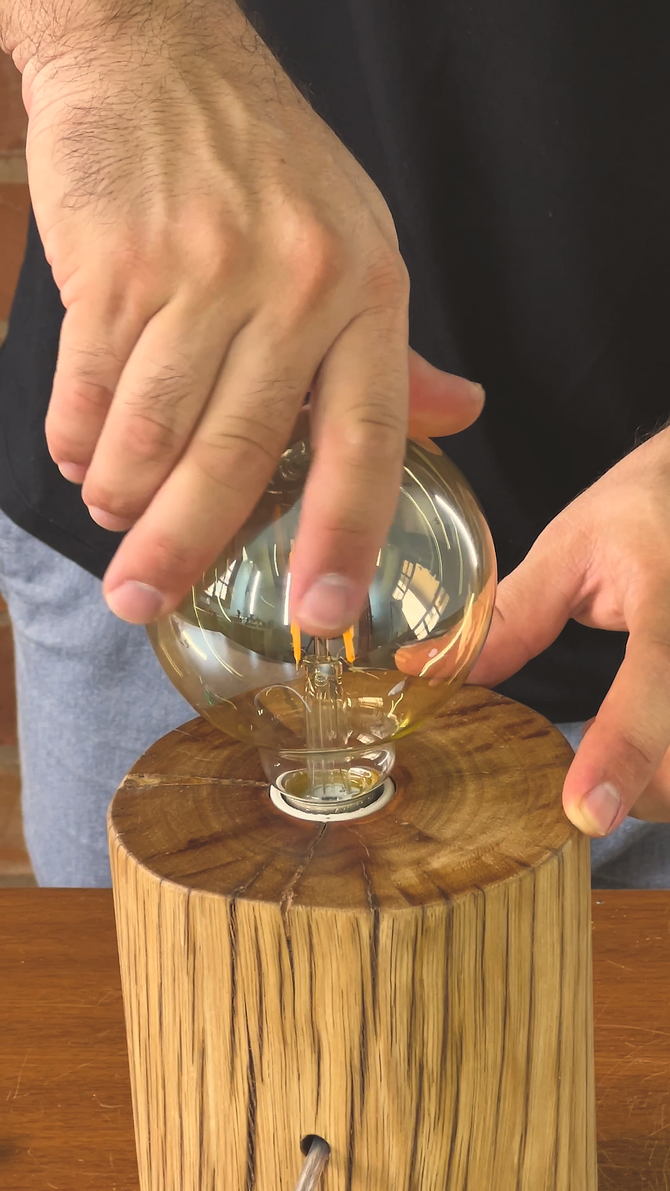 rosqueando uma lâmpada de filamento LED no soquete
