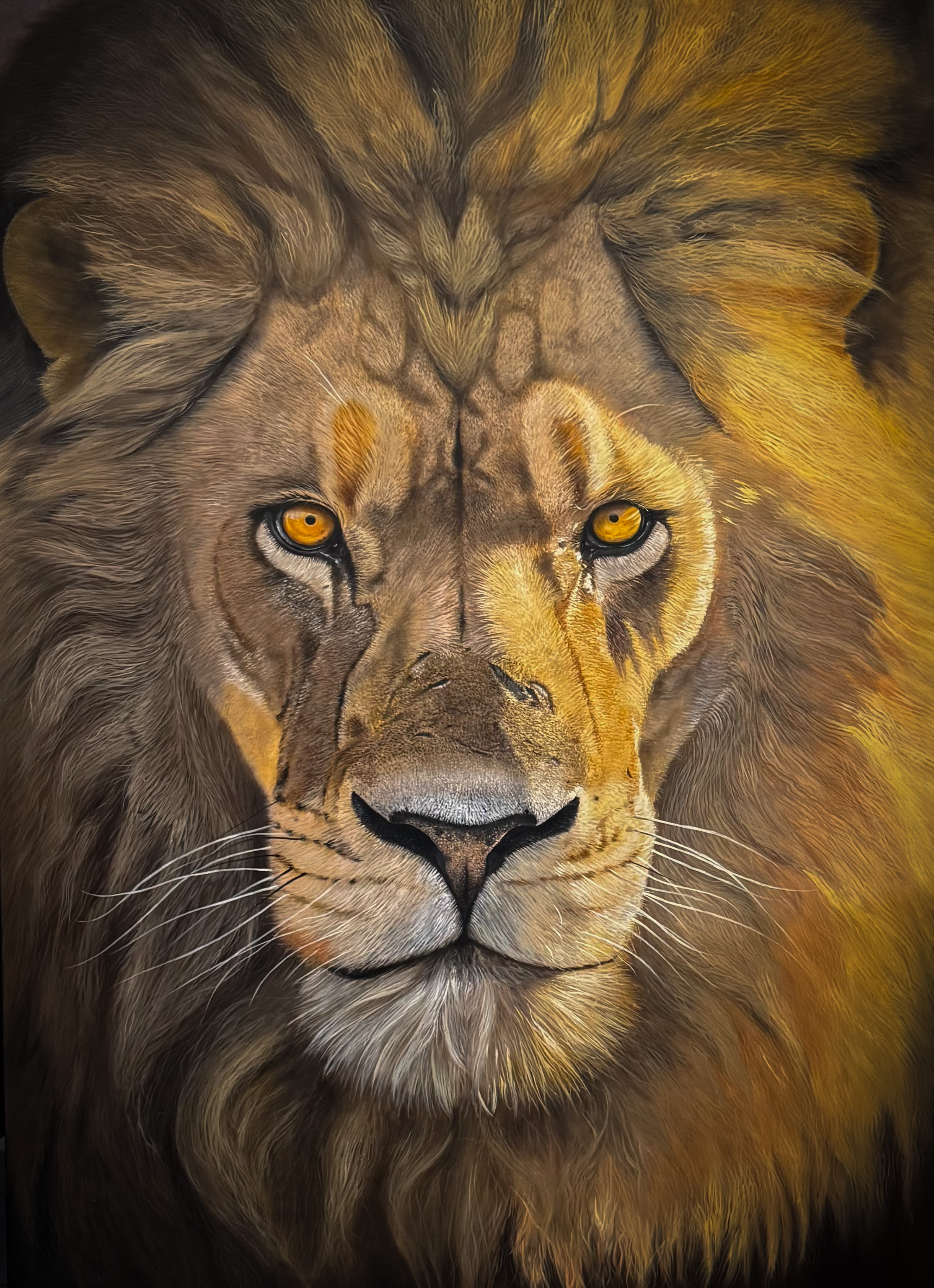 Realistic painting of a lion by artist Gustavo Comparim, made using the oil on canvas technique. The lion has a voluminous and imposing mane, with detailed fur and a penetrating gaze, conveying strength and serenity. The dark background highlights the majesty of the animal.