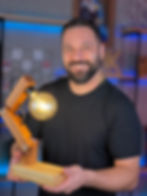 Rafael Zago segurando uma luminária