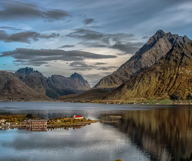 lac et montagne dans les îles Lofoten en Norvège