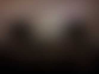 Foto da sessão do de pré-estreia de Pele de Rinoceronte. Mostra a atriz Débora Falabella com muitos papéis na mão e um olhar desnorteado.