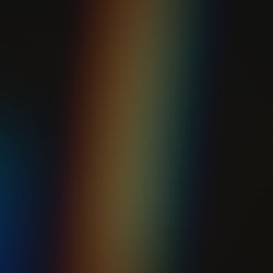 A imagen tiene un fondo negro, sobre el cual aparecen tres formas verticales luminosas, semejantes a franjas o reflejos de arcoíris desenfocados.