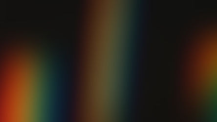 A imagen tiene un fondo negro, sobre el cual aparecen tres formas verticales luminosas, semejantes a franjas o reflejos de arcoíris desenfocados.