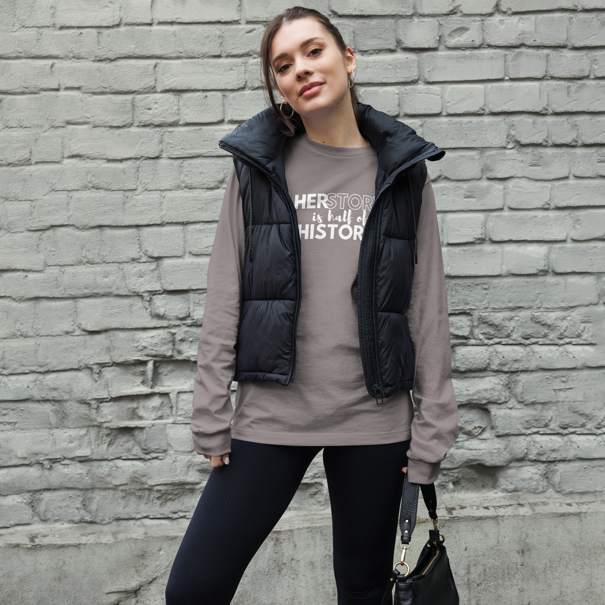 HERSTORY هو نصف تي شيرت للجنسين بأكمام طويلة