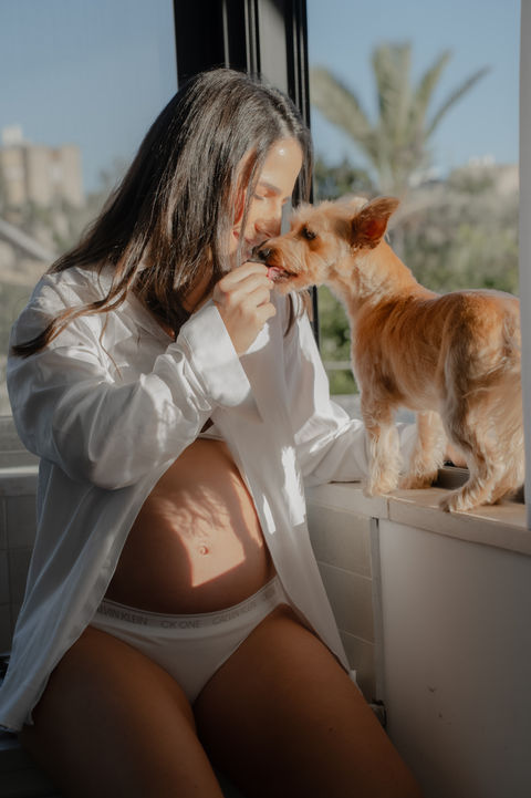 Maternity photoshoot at home