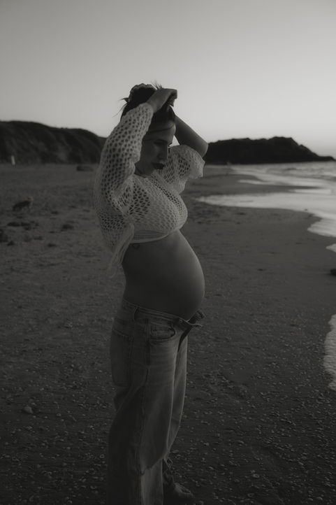 Maternity photoshoot at the beach 