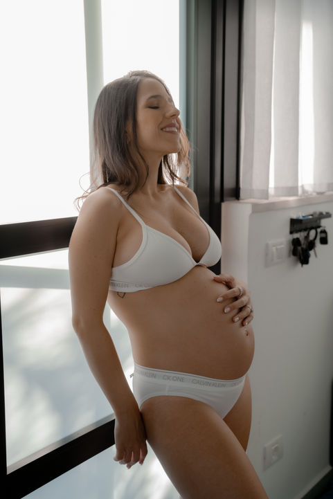Maternity photoshoot at home