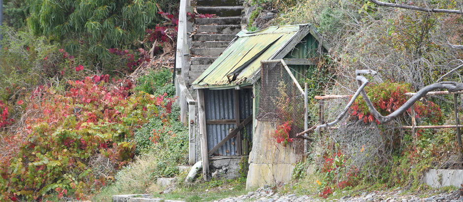Discovering a "secret" smugglers' beach and gangsters' hideaway mansions in Sandy Bay
