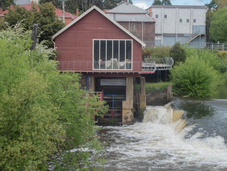 The hypnotic effect of moving water