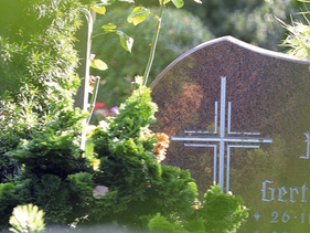 Grabsteine werden wieder auf ihre Standsicherheit überprüft