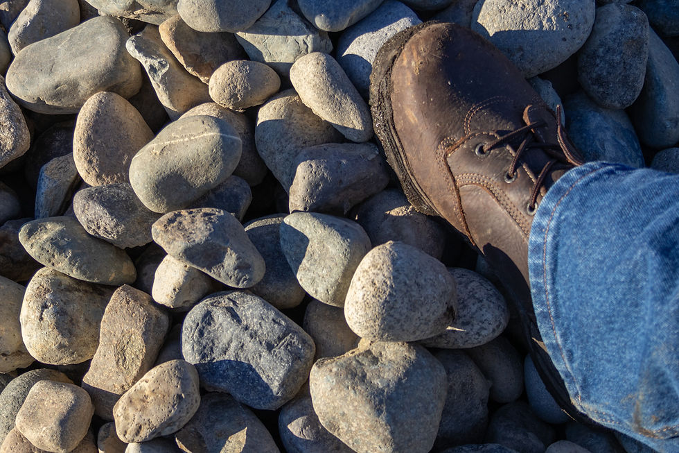 Miniatura: Closeup of a boot on Oversized River Rock - 2"-4" to show details
