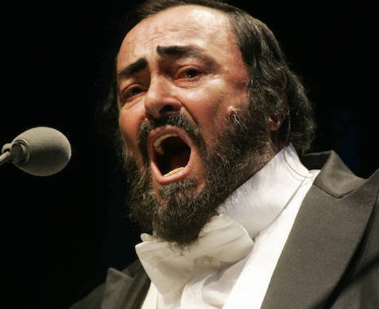 luciano-pavarotti voz de pecho.jpeg