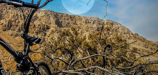 אופני שטח שברקע הירח והר בדרום הארץ נוף מהמם שרואים במהלך יום גיבוש בים המלח