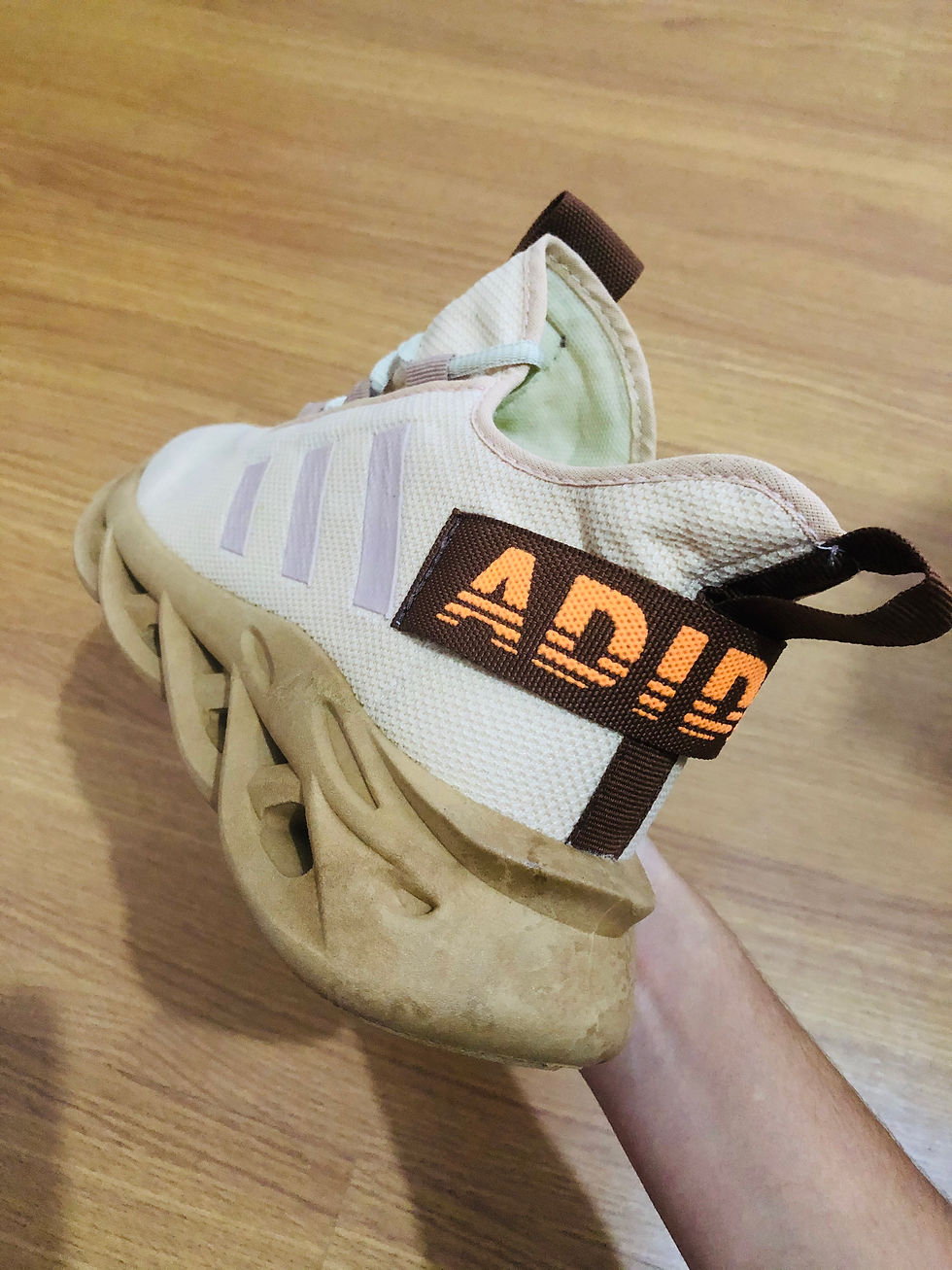 Miniatura: ADIDAS YEEZY 350 BEGE COM DETALHES EM MARRON