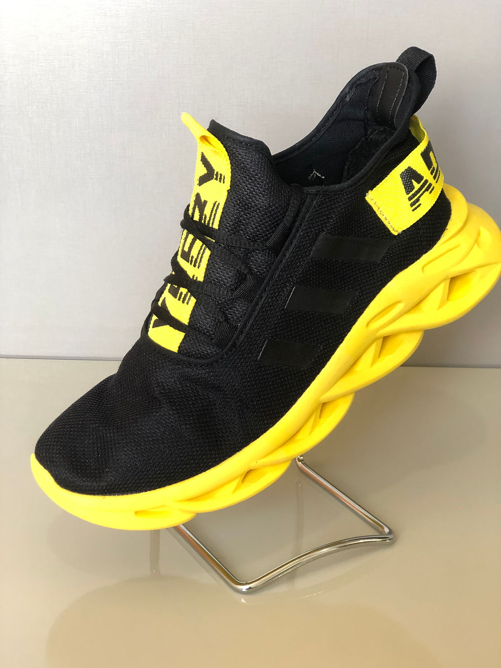 Miniatura: ADIDAS YEEZY 350 PRETO COM DETALHES EM AMARELO