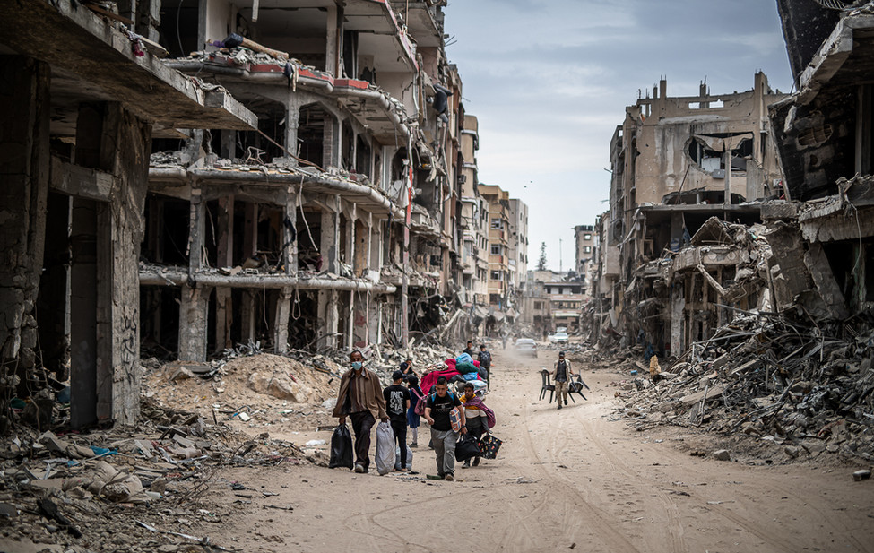 Documentary photograph of Palestinians returning home after Israel forces withdraw.