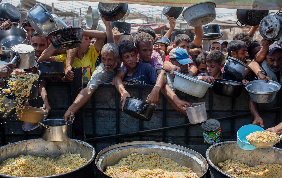 Internally displaced Palestinians receiving food in Gaza.