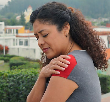 mujer con dolor de hombro