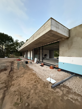 Moradia térrea contemporânea de cobertura plana em fase de acabamentos exteriores – construção de moradias, Lome Building