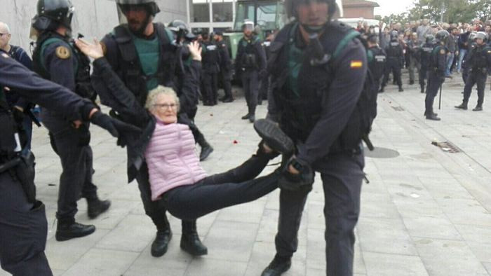 Violenza polizia referendum catalogna - Scontri e 800 feriti