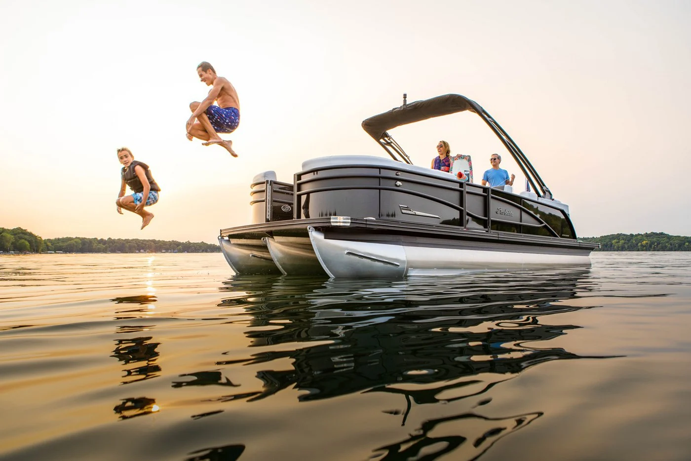 What is the difference in a pontoon boat and a tritoon boat?