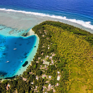 Lamotrek - türkise Bucht, kleines Dorf & ein riesiges Tarofeld (hellgrün)