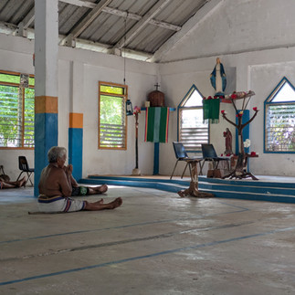 Eine alte Dame im traditionellen Lavalava gekleidet