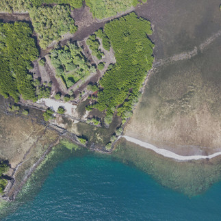 Nan Madol – auf 92 künstlichen, ca. fußballfeldgroßen Inseln auf einem Korallenriff erbaut.