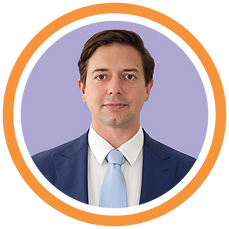 Ein Mann, Mitbegründer und CEO Nicolas Nürnberg, posiert für ein professionelles Porträt vor einem schlichten hellen lila Hintergrund. Er hat kurzes braunes Haar und trägt einen marineblauen Anzug, ein weißes Hemd und eine hellblaue Krawatte. Er hat einen neutralen Gesichtsausdruck mit der Andeutung eines Lächelns.