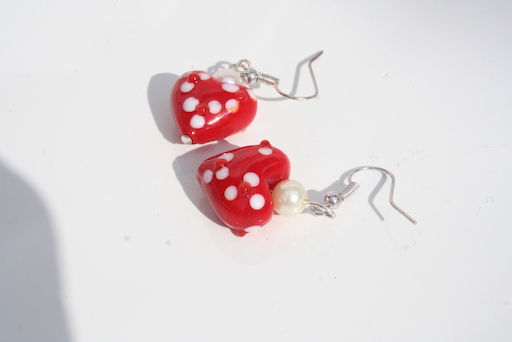 Miniaturbild: Red Heart Shaped Czech Glass Earrings buy at ArtAndPatterns.com