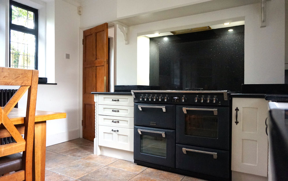 Bespoke Oak Kitchen resprayed in Farrow and Ball 'School House White'