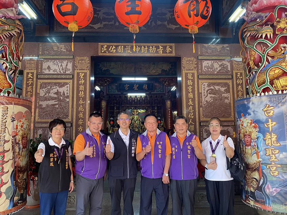 中華傳統宗教總會總幹事歐碧鳳 (左一) 特別代表總會前往參香祈福