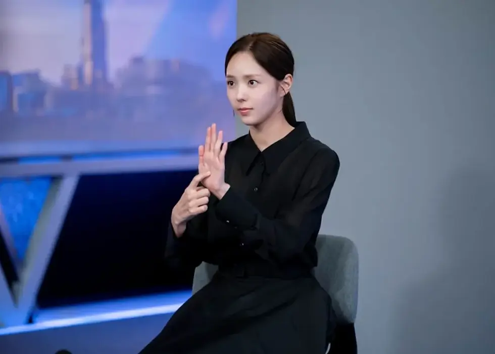 Chae Soo-bin at the 2024 MBC awards delivered a part of her winning speech in sign language. When the Phone Rings K-drama Korea