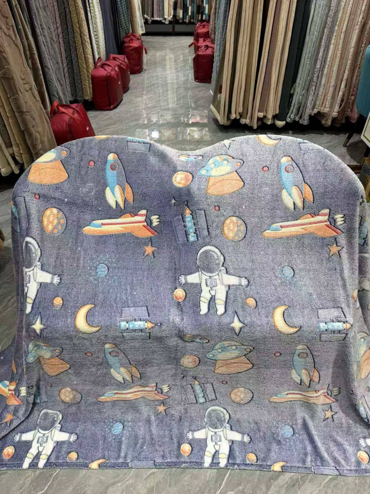 Koc świecący w ciemności 160 cm x 200 cm  Astronauta rakiety