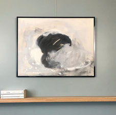 Cette grande gouache sur papier est un tableau abstrait lyrique. Le centre de la toile est occupé par une tache noire. La peinture a été appliqée en rond. Autour des traces grises et blanches. l'ensemble est très dynamique, comme un nuage qui grossirait qui tournerait sur lui même. 