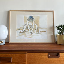 sur ce grand dessin, on voit un portrait de jeune fille vêtue seulement d'une culotte, assise par terre face au spectateur, les jambes pliées et écartées, le buste penché en avant les mains posées l'une dans l'autre entre ses pieds, elle nous regarde avec une expression triste dans sur le visage. Ses cheveux noirs sont coupés au carré avec une frange sur le front.
l'ensemble est dans les teintes blanc, beige, noir avec un peu de bleu