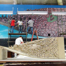 Primeiramente fizemos uma  maquete do painel para projetar na parede e riscar com giz. Somente depois começamos a pitura em si.