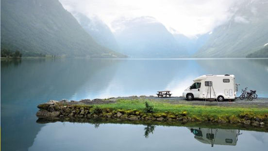 Guía “Las mejores rutas en autocaravana por Europa” portada del libro con mapa y autocaravana, ideal para viajeros por carretera