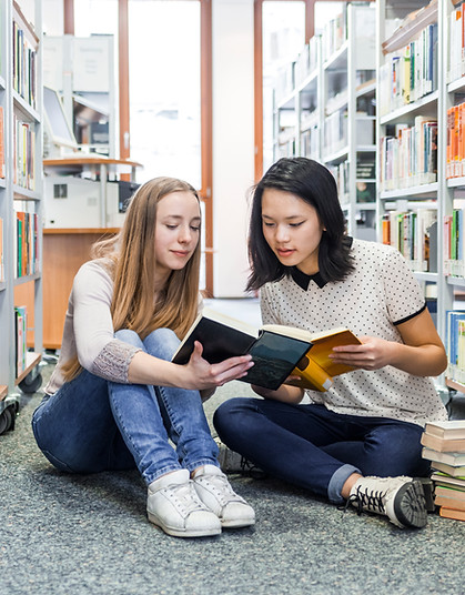 Chicas en la biblioteca