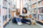 Estudiantes leyendo libros