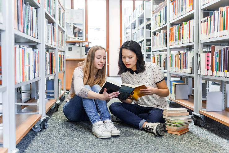 Studenci czytający książki