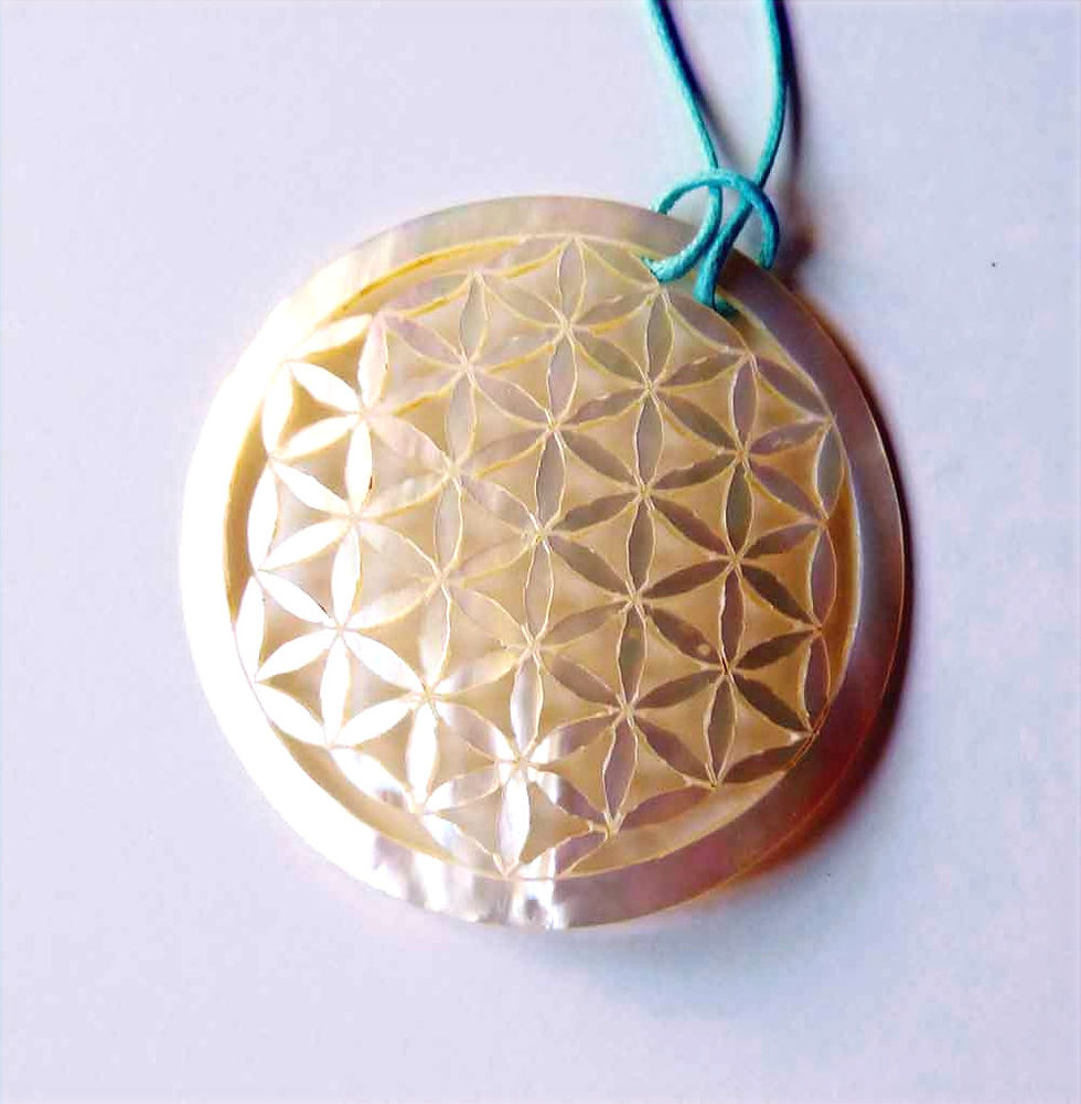 Miniature : Pendentif Fleur de Vie sculpté à la main dans la nacre D. 4 cm