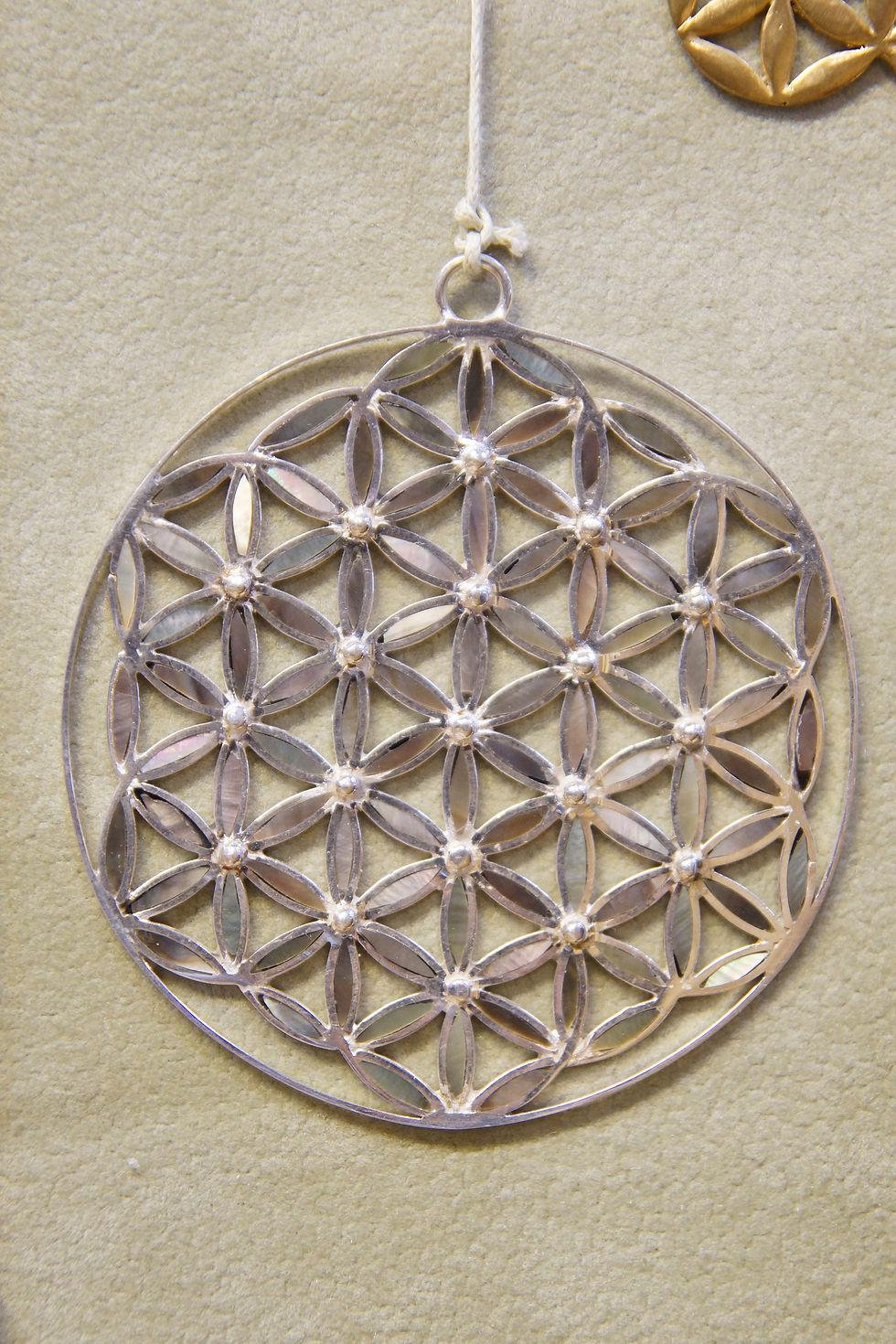 Miniature : Pendentif Fleur de Vie en argent massif (95%) avec incrustation de résine nacrée
