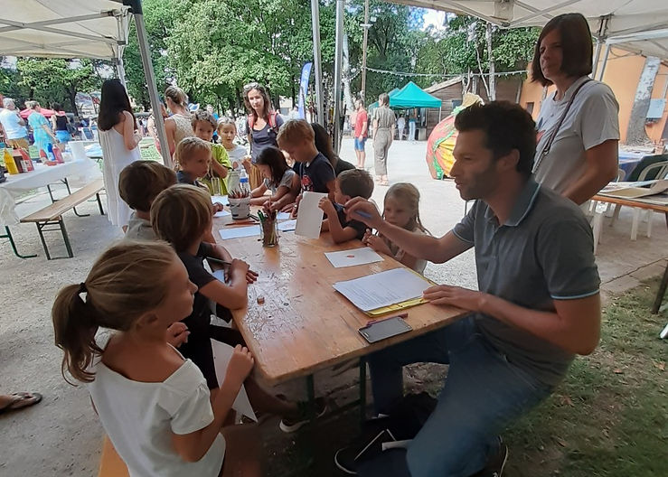 Photo atelier écriture enfants pour mon site internet.jpg