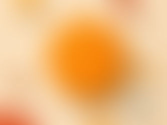 Abstrakte geometrische Formen in warmen Orange- und Gelbtönen kreisen um einen zentralen Kreis auf hellem Hintergrund. Das Bild symbolisiert den egocentric bias: die menschliche Tendenz, die eigene Perspektive als Mittelpunkt wahrzunehmen und andere Sichtweisen auszublenden. Im Kontext psychologischer Beratung und Teamentwicklung steht die Komposition für die Reflexion eigener Denkmuster, den Perspektivwechsel sowie die Entwicklung von Empathie, Kommunikation und gegenseitigem Verständnis in Gruppen und Organisationen.